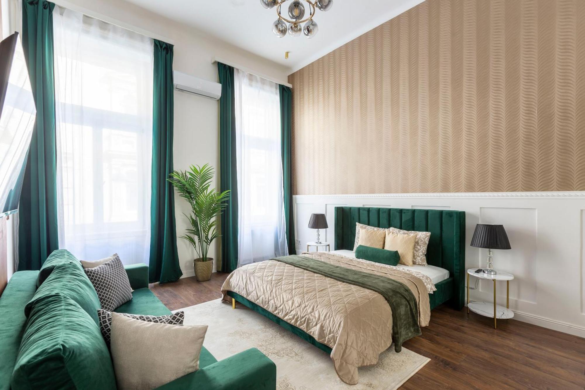 Luxurious Prestige Next To The New York Cafe Budapešť